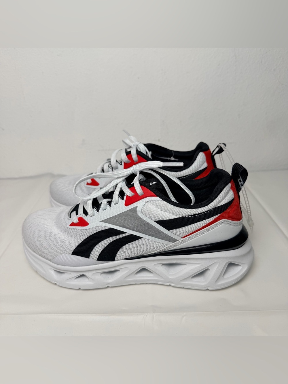 Reebok kids White Black Red Running Shoes size 4 - Picture 6 of 8